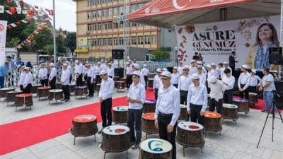 Belediyenin gerçekleştirdiği etkinlik, Zafer Meydanı’nda düzenlenen aşure ikramıyla sona erdi.