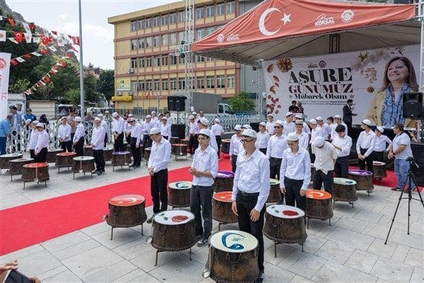 Belediyenin gerçekleştirdiği etkinlik, Zafer Meydanı’nda düzenlenen aşure ikramıyla sona erdi.