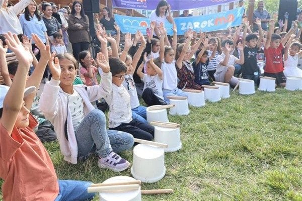 Ağrı Belediyesi tarafından düzenlenen çocuk etkinliğinde çocuklar, sulu boya çalışmaları