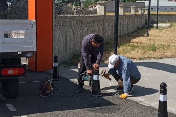 Belediye ekipleri, hız kesici montajı, yeni otobüs duraklarının kurulumu, yol