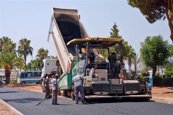 10 metre uzunluğunda 240 ton asfaltın kullanıldığı yol, serim işleminin