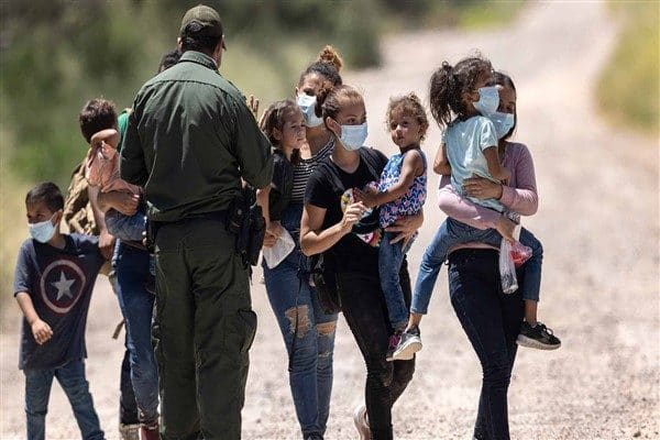 Donald Trump, seçim kampanyası sırasında belgesiz göçmenleri sınır dışı ederek
