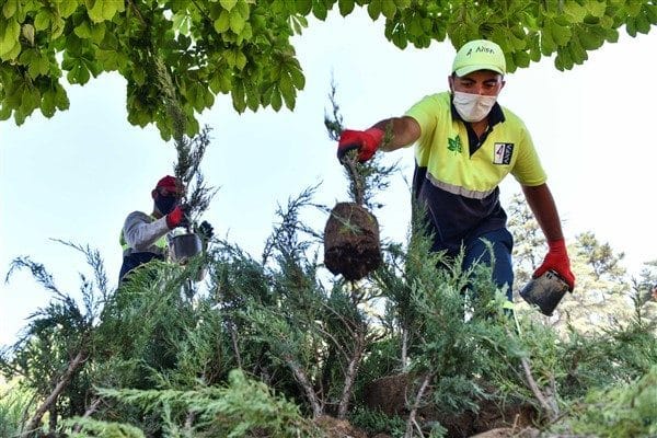 Başkent’te etkisini artıran yüksek sıcaklıklar nedeniyle Büyükşehir personelinin çalışma koşullarında