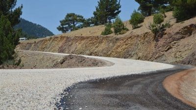 Daha önce iki aracın yan yana geçmekte zorlandığı ve olumsuz