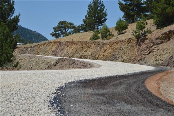Daha önce iki aracın yan yana geçmekte zorlandığı ve olumsuz