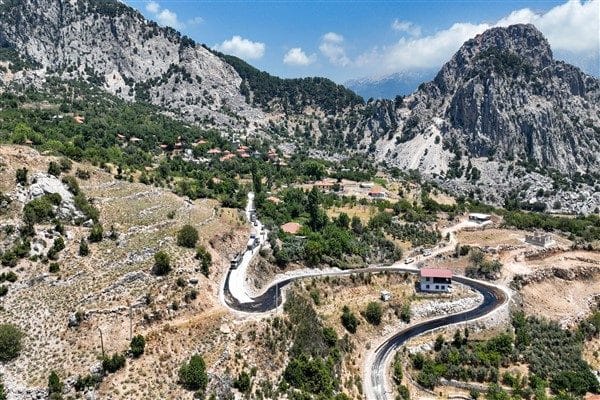 Serik ilçesine bağlı Haskızılören Mahallesi’nde sathi asfalt kaplama çalışması gerçekleştirildi.