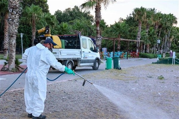 Antalya Büyükşehir Belediyesi, sivrisinek ve haşerelere karşı kapsamlı bir şekilde
