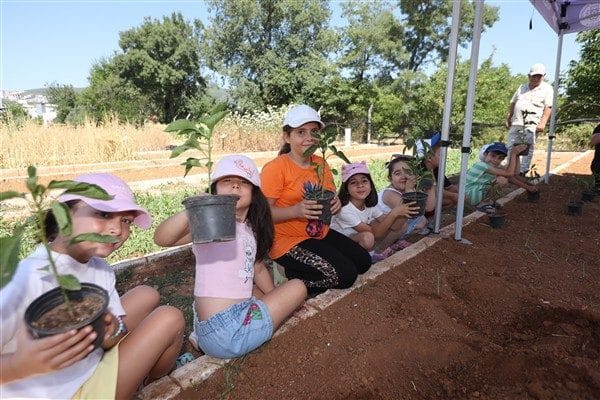 Muğla Büyükşehir Belediyesi, Yerel Tohum Merkezi’nde bulunan Eli Topraklı Çocuklar