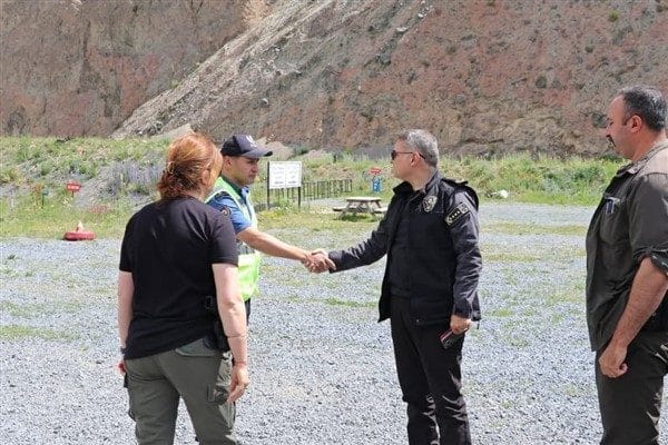 Ziyaret kapsamında personelle bir araya gelen İl Emniyet Müdürü Şener,