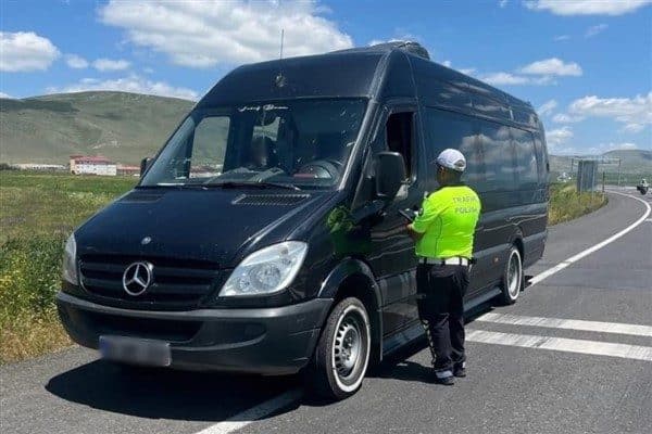 Yolcu taşımacılığı yapan tur otobüsleri ile minibüslerin denetlendiği çalışmada, trafik