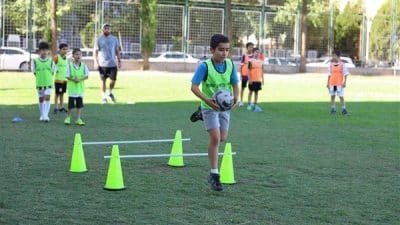 Yaz kursları kapsamında düzenlenen futbol eğitimleri, hem ailelerden hem de