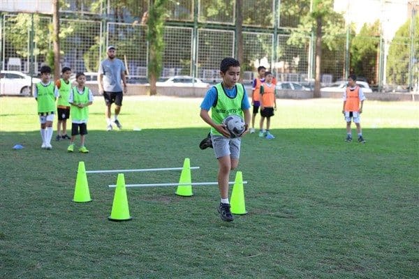 Yaz kursları kapsamında düzenlenen futbol eğitimleri, hem ailelerden hem de