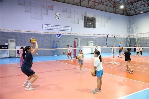 Aydın Büyükşehir Belediyesi tarafından organize edilen voleybol kursları, uzman antrenörler