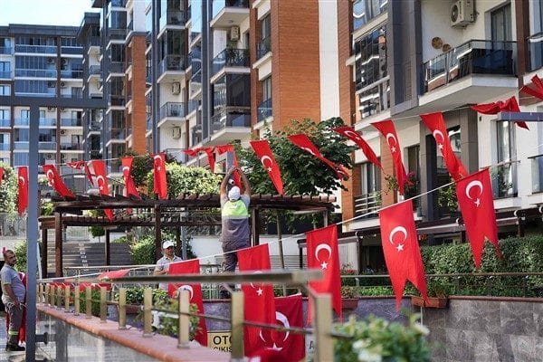 İlçedeki ana arterler, meydanlar, caddeler ve ara sokaklar Türk bayraklarıyla