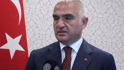 Bakan Ersoy, köklü el sanatlarından biri olan halı dokumacılığını yerinde