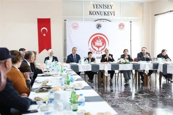 Aile ve Sosyal Hizmetler Bakanı Göktaş’a ziyaretinde Ardahan Milletvekili Kaan Koç,