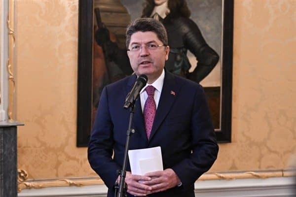 Adalet Bakanı Tunç, İstanbul Fatih’te bulunan Mesih Mehmet Paşa Camisinden