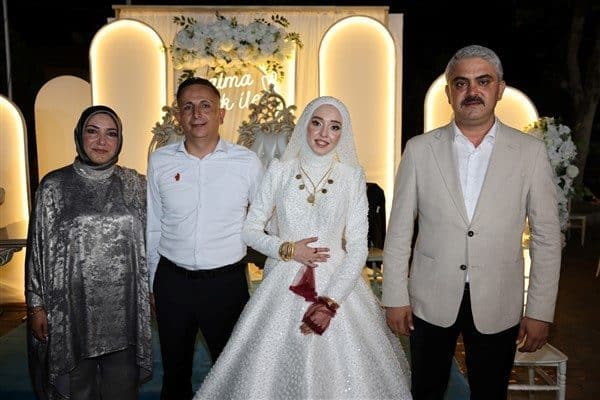 Başkan Ali Avan, düğün törenindeki kına merasiminde geleneksel merasimi yerine