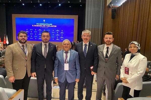 Saygı duruşunda bulunulması ve İstiklal Marşı’nın okunmasıyla başlayan, AK Parti