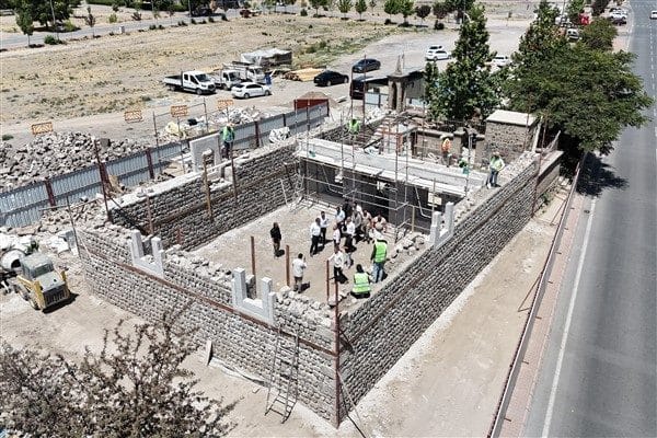 Tasmakıran Camii restorasyon çalışmalarını yerinde inceleyen ve çalışmalar hakkında kurmaylarından