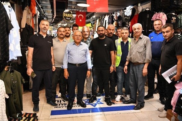 Başkan Büyükkılıç, Yeraltı Çarşısı’nda esnaf ve vatandaşlar ile buluştu. Büyükkılıç,