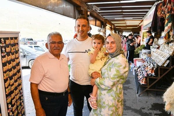 Vatandaşlarla buluşan Başkan Büyükkılıç, hem bölge esnafıyla sohbet etti hem