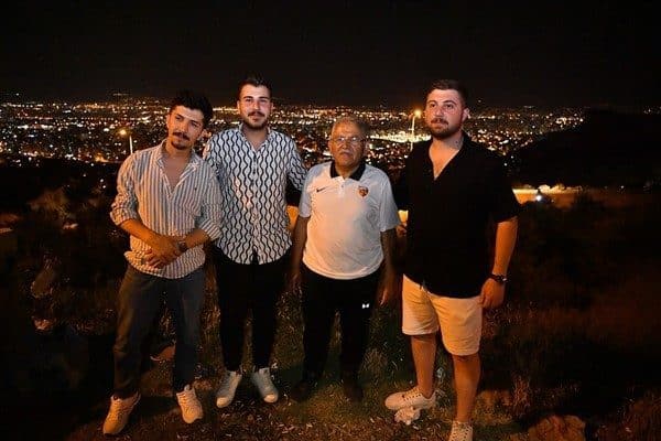 Şehrin doğal güzelliklerinin eşliğinde yapılan yürüyüşte Başkan Büyükkılıç, vatandaşlarla sohbet