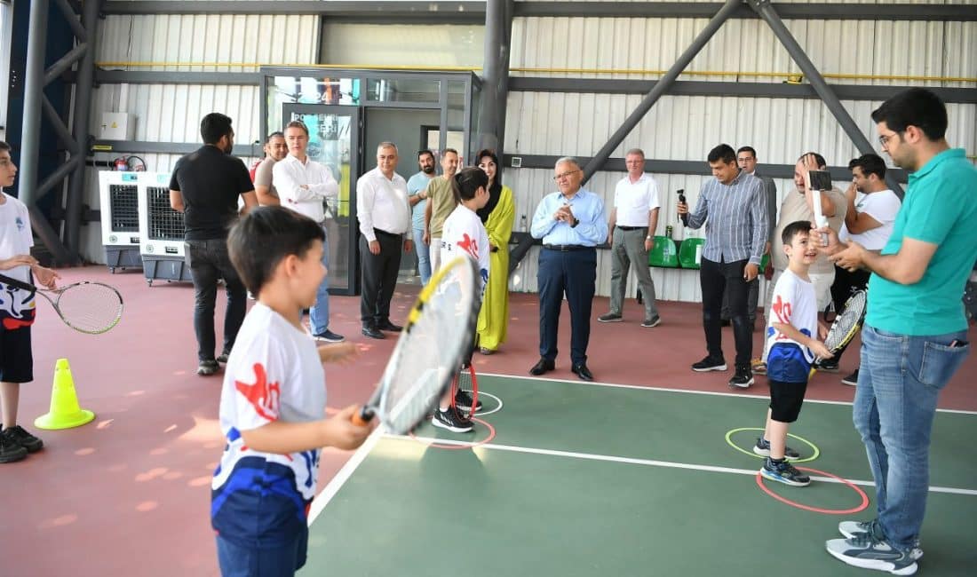 Başkan Büyükkılıç, hem tesisleri hem de spor faaliyetleri gerçekleştiren sporcu