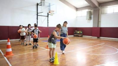 Basketbol branşında düzenlenen kurslar, özellikle genç yaş grubundaki sporcuların yoğun ilgisiyle