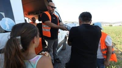 Menderes Belediyesi, yangın afetinin ilk gününden bu yana sahada çalışmaya