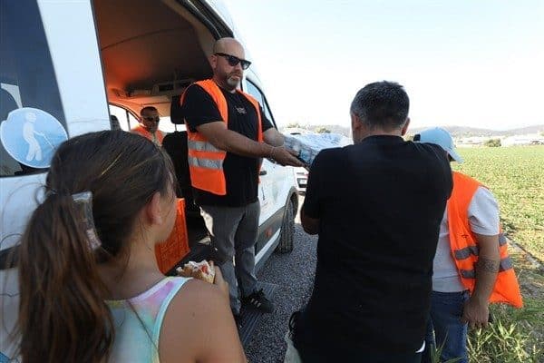 Menderes Belediyesi, yangın afetinin ilk gününden bu yana sahada çalışmaya