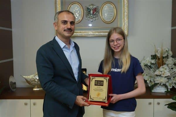 Çayırova Belediye Başkanı Bünyamin Çiftçi, Çayırovalı genç yeteneğe başarılar diledi.