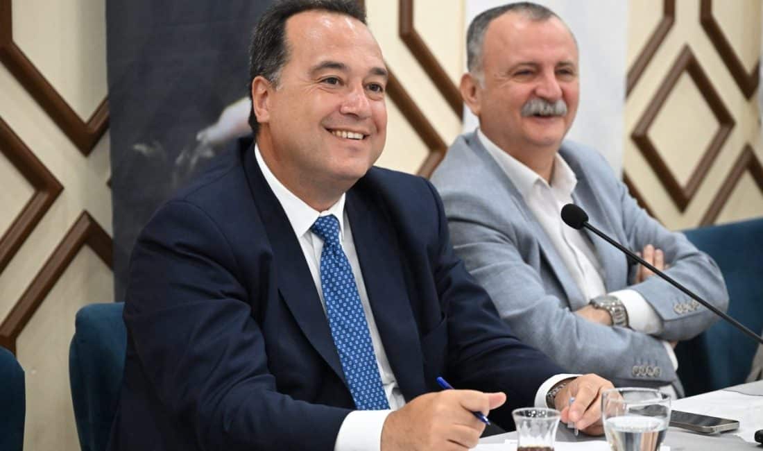 Yunuspark’ta yapılan toplantıda Başkan Dutlulu’ya, CHP İl Başkanı İlksen Özalper,