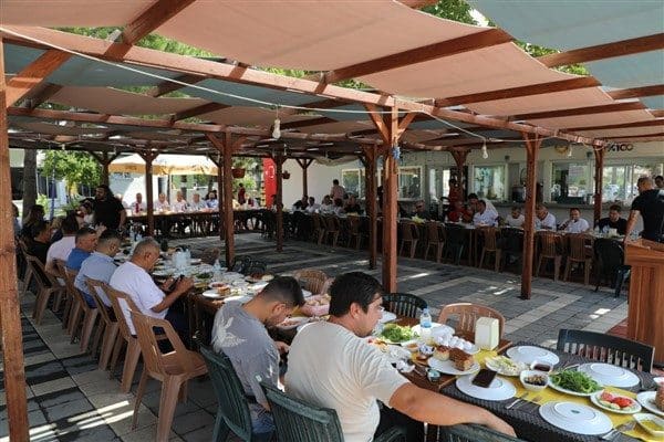 Başkan Ertaş’ın ertelenen buluşması, Altınoluk Mahallesi’ndeki Akçam Otel’de gerçekleştirildi. Programa, basın