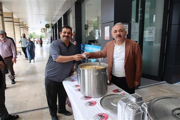 Çankırı Belediye Başkanı Esen, vatandaşlara aşure ikramında bulundu. Vatandaşlar, belediye