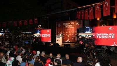 Trabzon Valiliği himayesinde, Büyükşehir Belediyesi’nin destekleriyle düzenlenen 15 Temmuz Demokrasi