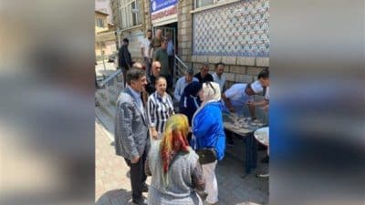 Mahalle kültürünü, aşure geleneğini ve komşuluk ilişkilerini yaşatan etkinlikte vatandaşlarla