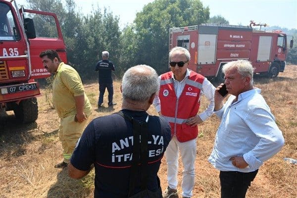 Yangına Antalya Büyükşehir Belediyesi İtfaiye Ekipleri, Orman Bölge Müdürlüğü ve