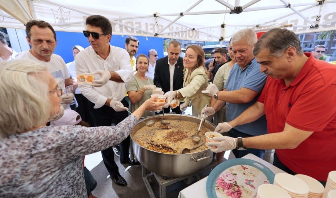 Konak Belediyesi’nin Muharrem ayı dolayısıyla düzenlediği geleneksel aşure ikramlarının ilki,