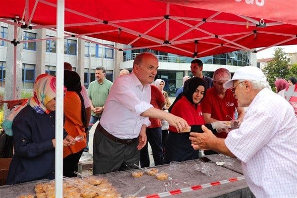 Cuma namazı çıkışında Düzce Belediye Başkanı Dr. Faruk Özlü’nün de