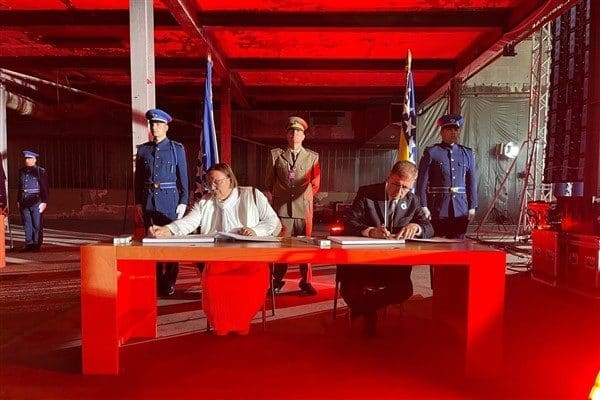 Sabah erken saatlerde Potoçari’ye gelen Başkan Cemil Tugay, küratörler Azir