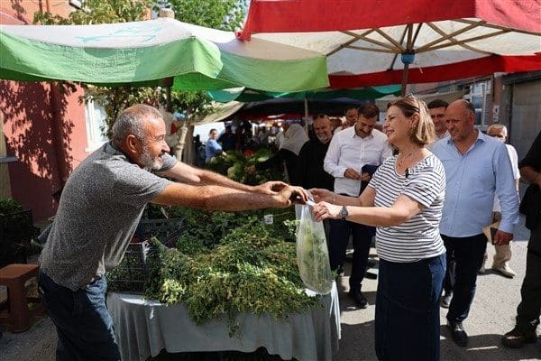 Pazarda alışveriş yapan vatandaşlarla sohbetler gerçekleştiren Ünlüce’ye CHP İl Başkanı