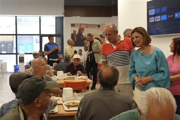 Lokantada çalışan personelle ve yemek sırasındaki vatandaşlarla birebir sohbet eden