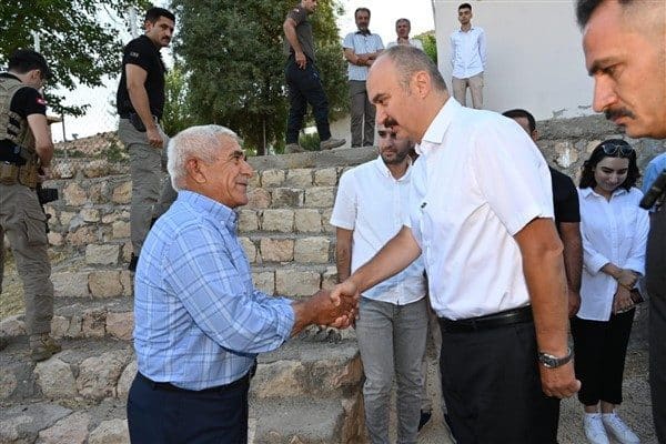 Ziyaret sırasında Vali Canalp'e; Gercüş Kaymakamı Muhammed Öztaş, İl Jandarma