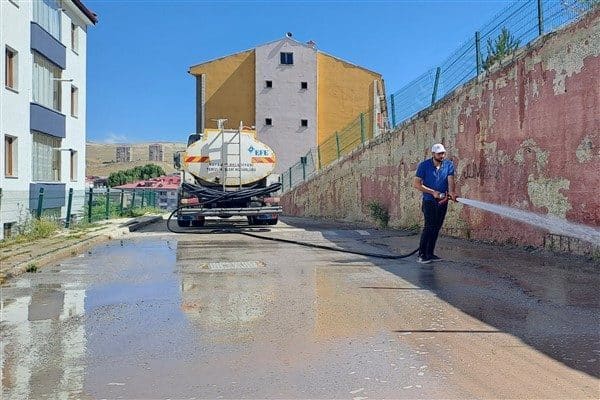 Faaliyetlerini şehir genelinde sürdüren Fen İşleri Müdürlüğü ekipleri çalışmalar kapsamında