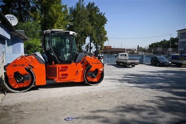 Bornova Belediyesi’nin ilçe genelinde sürdürdüğü yol yapım çalışmaları kapsamında Çamkule