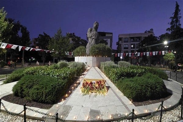 Törende İstiklal Marşı ile Bosna Hersek Ulusal Marşı okundu. Katliamın