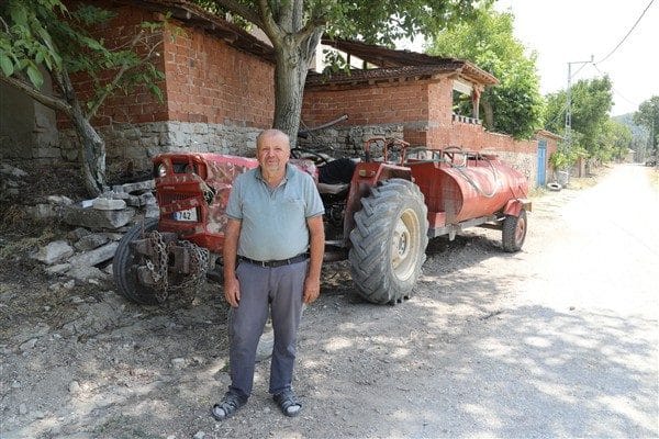 Bursa'nın Harmancık ilçesinde süren orman yangınına traktörünün lastiği patlamasına rağmen