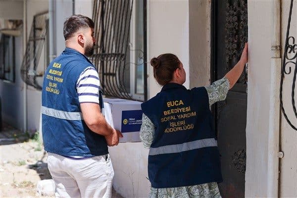 Buca Belediyesi tarafından dağıtılan yardım paketlerinde tarhana, irmik, makarna, erişte,