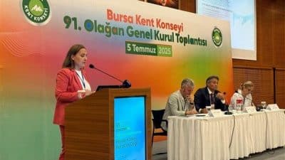 Genel Kurul'da konuşan Bursa Kent Konseyi Başkanı Prof. Dr. Ertuğrul
